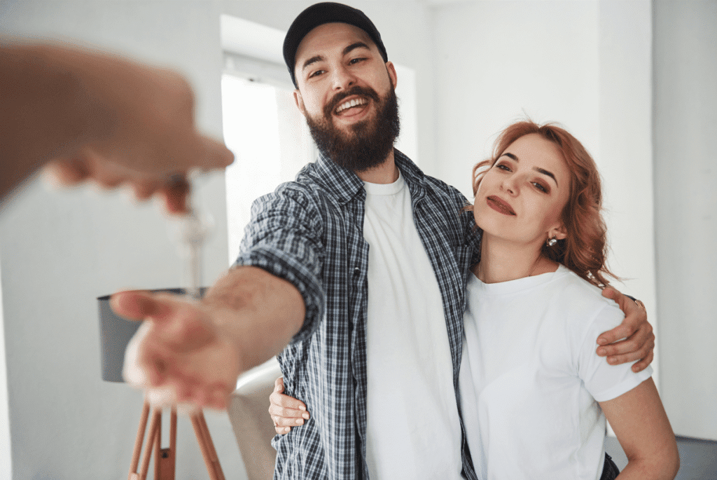 casal feliz a comprar casa com ajuda das medidas de apoio aos jovens