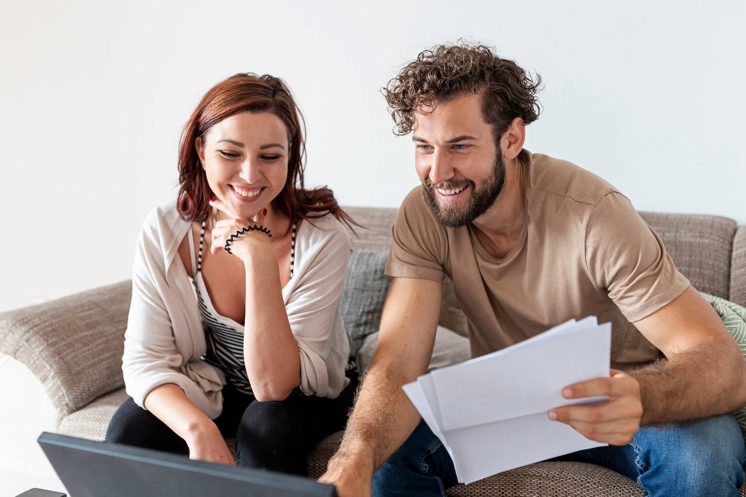 Casal feliz a analisar propostas de crédito negociadas pelo Crédito Poupança