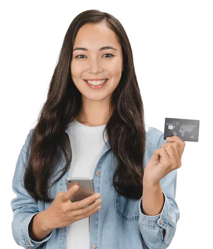Jovem feliz com o cartão de crédito negociado pela Crédito Poupança